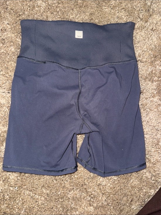 Vuori Pants - Vuori High-Waisted Bike Shorts Steel Blue Small ribbed waist